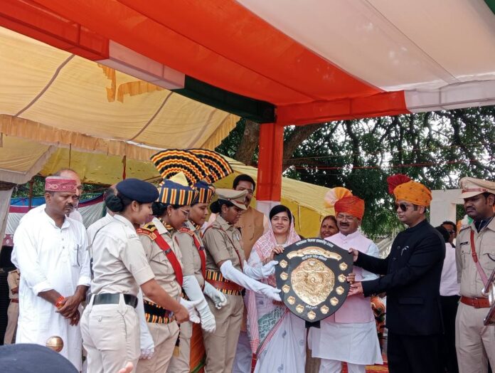 सीधी:- पुलिस परेड ग्राउंड में तिरंगा फहराने के साथ गूंजे भारत माता की जय के नारे