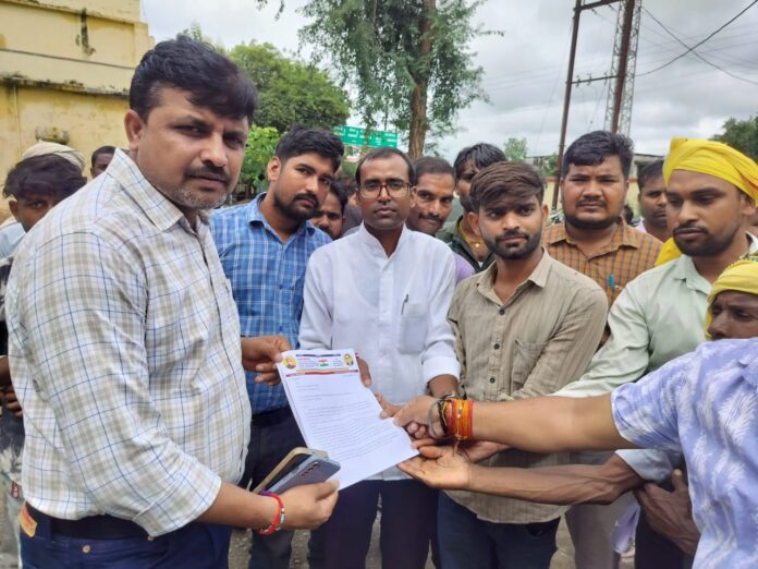 किसानों का हल्ला बोल: बिजली विभाग की लापरवाही पर जताया विरोध