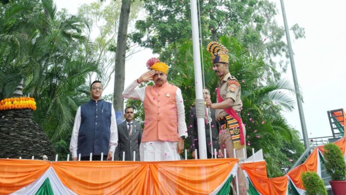 भोपाल के लाल परेड ग्राउंड में सीएम मोहन यादव ने ध्वजारोहण किया, कहा – ‘जिस भाषा में समझ आएगी, उसी में समझा देंगे’