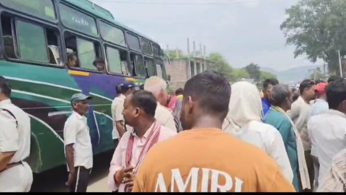 खाद वितरण केन्द्रों पर उमड़ी किसानों की भीड़, अव्यवस्था से हालात बिगड़े, पुलिस तक तैनात