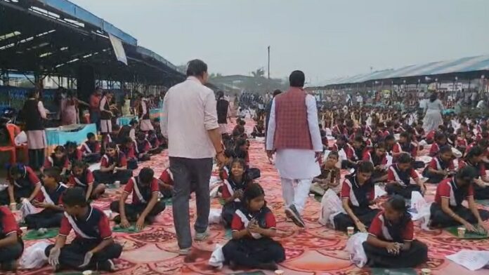 उज्जैन में 5 हजार बच्चों ने बनाई मिट्टी की गणेश प्रतिमाएं, प्रकृति संरक्षण का दिया संदेश