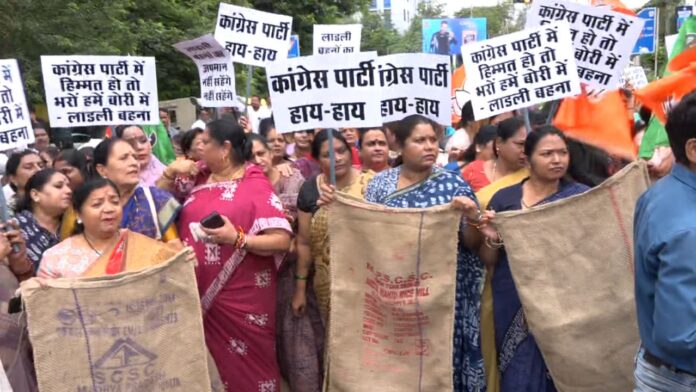 ‘लाड़ली बहनों को बोरे में भर देंगे’— कांग्रेस नेता के बयान पर सियासत गरमाई, बीजेपी महिला मोर्चा का विरोध प्रदर्शन