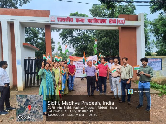 शासकीय कन्या महाविद्यालय सीधी की छात्राओं ने तिरंगा यात्रा से दिया देशभक्ति और स्वच्छता का संदेश