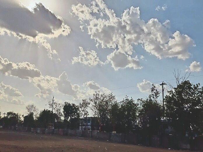 मध्य प्रदेश :- तेज धूप और उमस ने बढ़ाई परेशानी, रक्षाबंधन तक बारिश के आसार नहीं