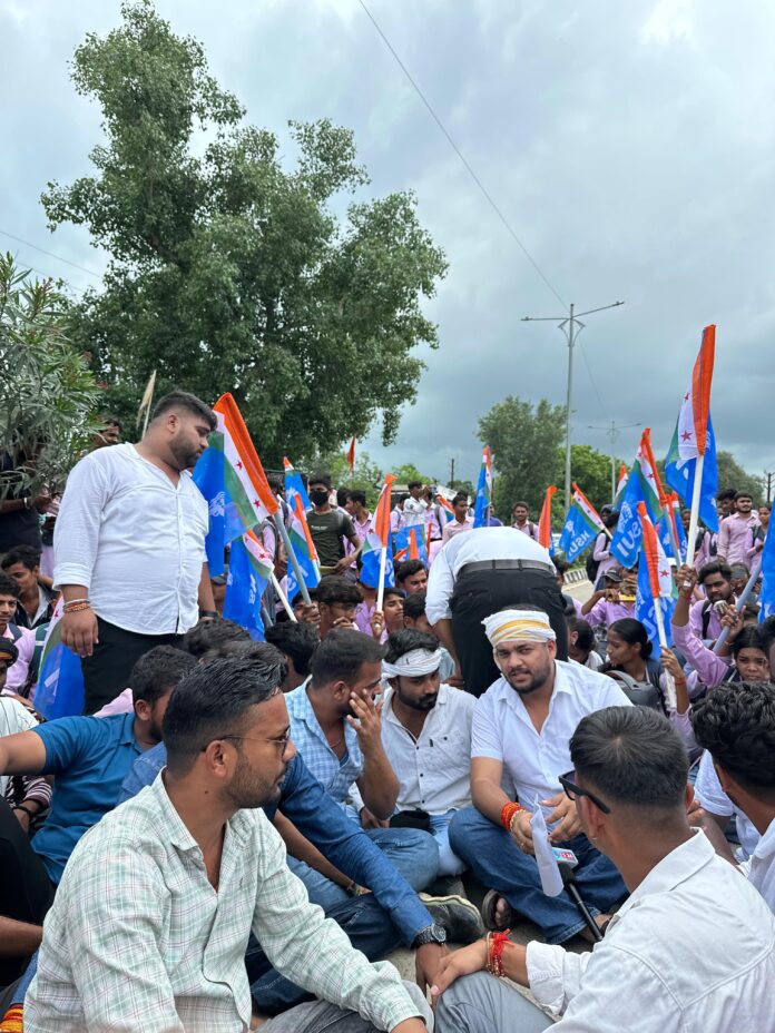 संजय गांधी कॉलेज में छात्रों की समस्याओं को लेकर NSUI का जोरदार प्रदर्शन, पुलिस ने कार्यकर्ताओं को किया गिरफ्तार