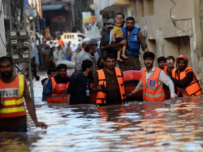 पाकिस्तान में बाढ़ से तबाही: 883 लोगों की मौत, इस्लामाबाद समेत कई इलाकों में अलर्ट जारी