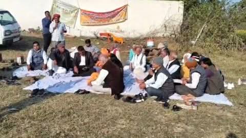 मऊगंज कलेक्टर के निज सहायक पर रिश्वत का आरोप,कड़कड़ाती ठंड में प्रशासन के खिलाफ सुलगता आक्रोश