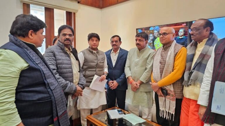 सीधी में पासपोर्ट सेवा केंद्र एवं मोबाइल टॉवर व्यवस्था को लेकर सांसद डॉ. राजेश मिश्रा ने संचार मंत्री से की भेंट