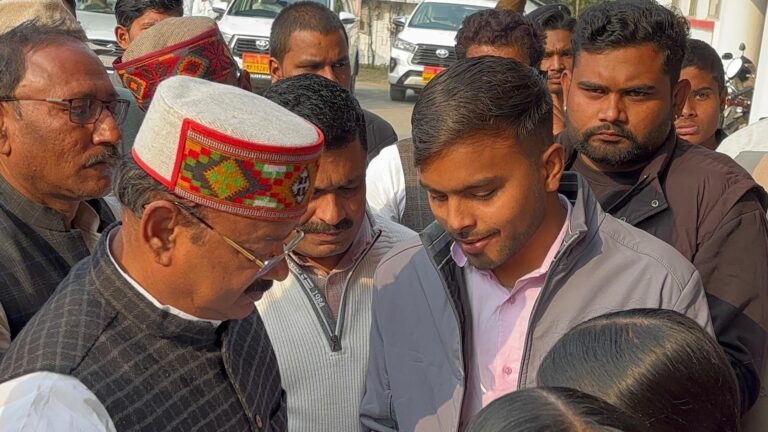 संजय गांधी कॉलेज में बस शुल्क को लेकर छात्रों में नाराज़गी, प्रभारी मंत्री को सौंपा गया ज्ञापन