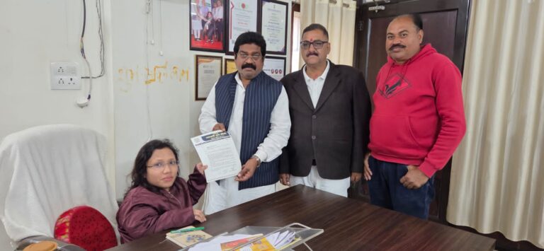 सीधी व्यापारी संघ ने सौंपा ज्ञापन,नगर में नल-जल व गैस पाइपलाइन कार्य में लापरवाही