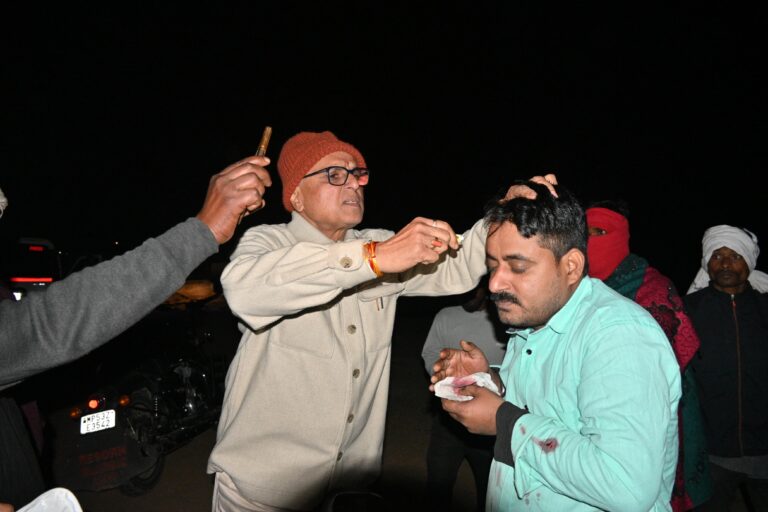 सड़क दुर्घटना में सांसद डॉ. राजेश मिश्रा ने दिखाई मानवता, घायलों को दिया प्राथमिक उपचार